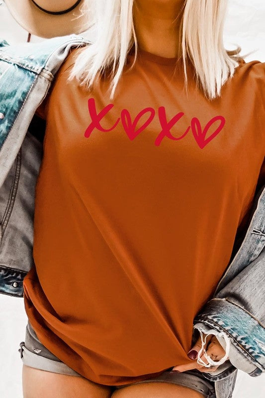 XOXO Graphic Plus Tee - Classique Collection